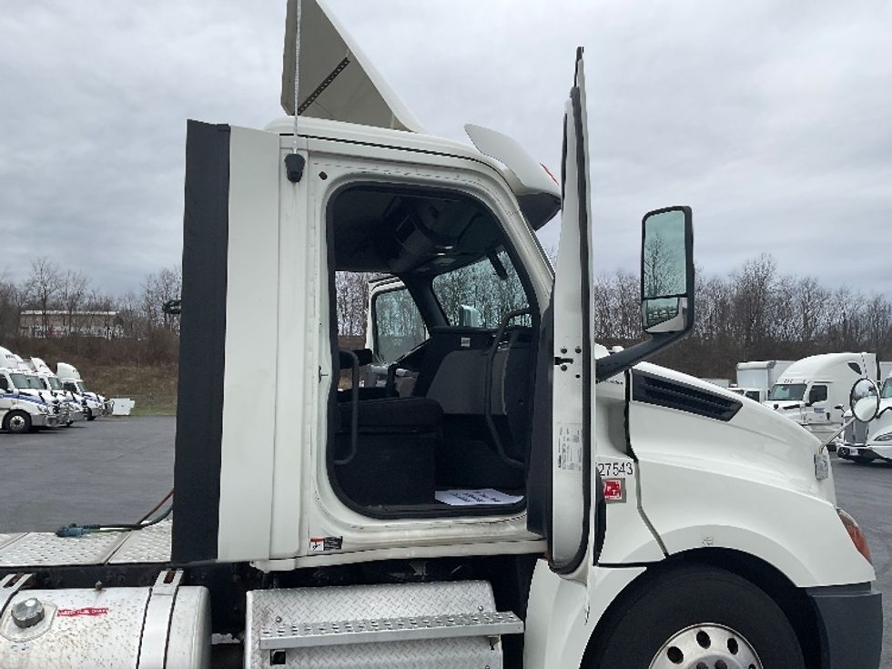 Day Cab Tractor-Heavy Duty Tractors-Freightliner-2019-T12664ST-Mount Pleasant-PA-420,155\n\t\tmiles-$ 47,000 - Image 12