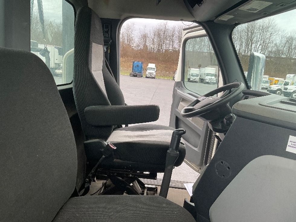 Day Cab Tractor-Heavy Duty Tractors-Freightliner-2019-T12664ST-Mount Pleasant-PA-420,155\n\t\tmiles-$ 47,000 - Image 14