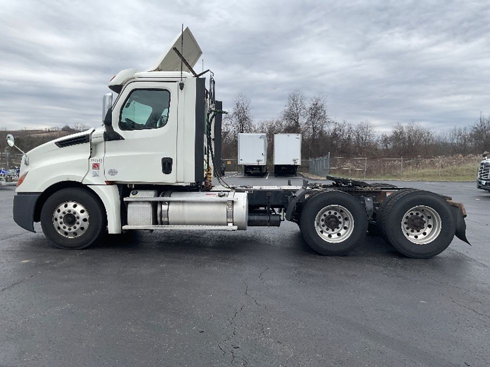 Day Cab Tractor-Heavy Duty Tractors-Freightliner-2019-T12664ST-Mount Pleasant-PA-420,155\n\t\tmiles-$ 47,000 - Image 4