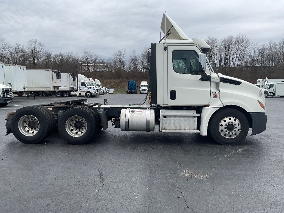 Day Cab Tractor-Heavy Duty Tractors-Freightliner-2019-T12664ST-Mount Pleasant-PA-420,155\n\t\tmiles-$ 47,000 - Image 8