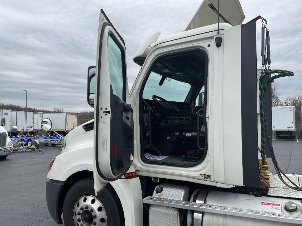 Day Cab Tractor-Heavy Duty Tractors-Freightliner-2019-T12664ST-Mount Pleasant-PA-420,155\n\t\tmiles-$ 47,000 - Image 9