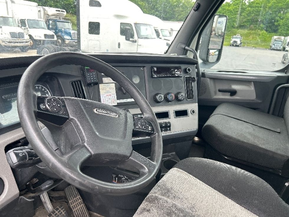 Day Cab Tractor-Heavy Duty Tractors-Freightliner-2019-T12664ST-Mount Pleasant-PA-516,130\n\t\tmiles-$ 36,750 - Image 10
