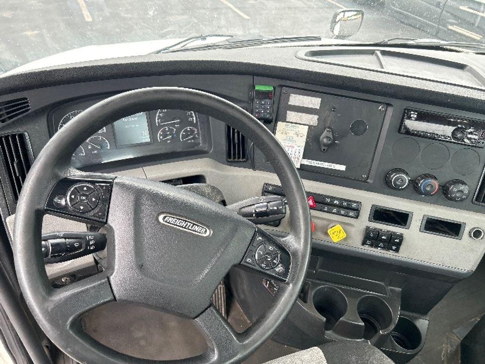 Day Cab Tractor-Heavy Duty Tractors-Freightliner-2019-T12664ST-Mount Pleasant-PA-516,130\n\t\tmiles-$ 36,750 - Image 11