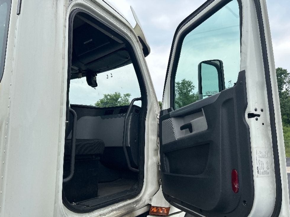 Day Cab Tractor-Heavy Duty Tractors-Freightliner-2019-T12664ST-Mount Pleasant-PA-516,130\n\t\tmiles-$ 36,750 - Image 12