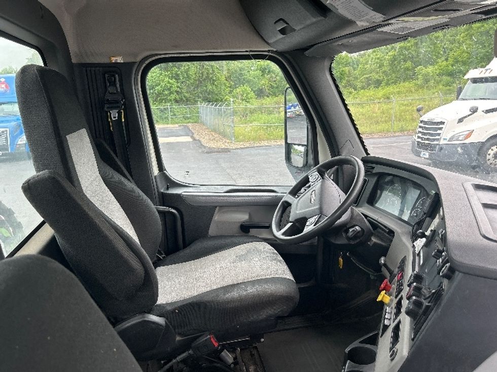 Day Cab Tractor-Heavy Duty Tractors-Freightliner-2019-T12664ST-Mount Pleasant-PA-516,130\n\t\tmiles-$ 36,750 - Image 14