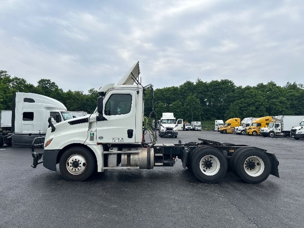 Day Cab Tractor-Heavy Duty Tractors-Freightliner-2019-T12664ST-Mount Pleasant-PA-516,130\n\t\tmiles-$ 36,750 - Image 4
