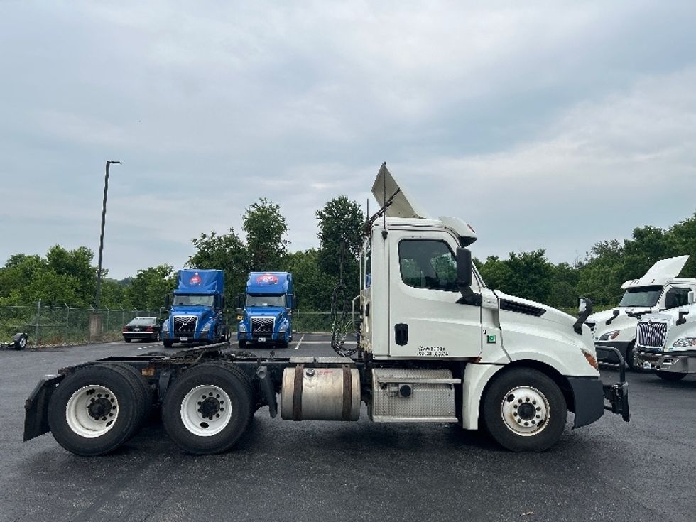 Day Cab Tractor-Heavy Duty Tractors-Freightliner-2019-T12664ST-Mount Pleasant-PA-516,130\n\t\tmiles-$ 36,750 - Image 8