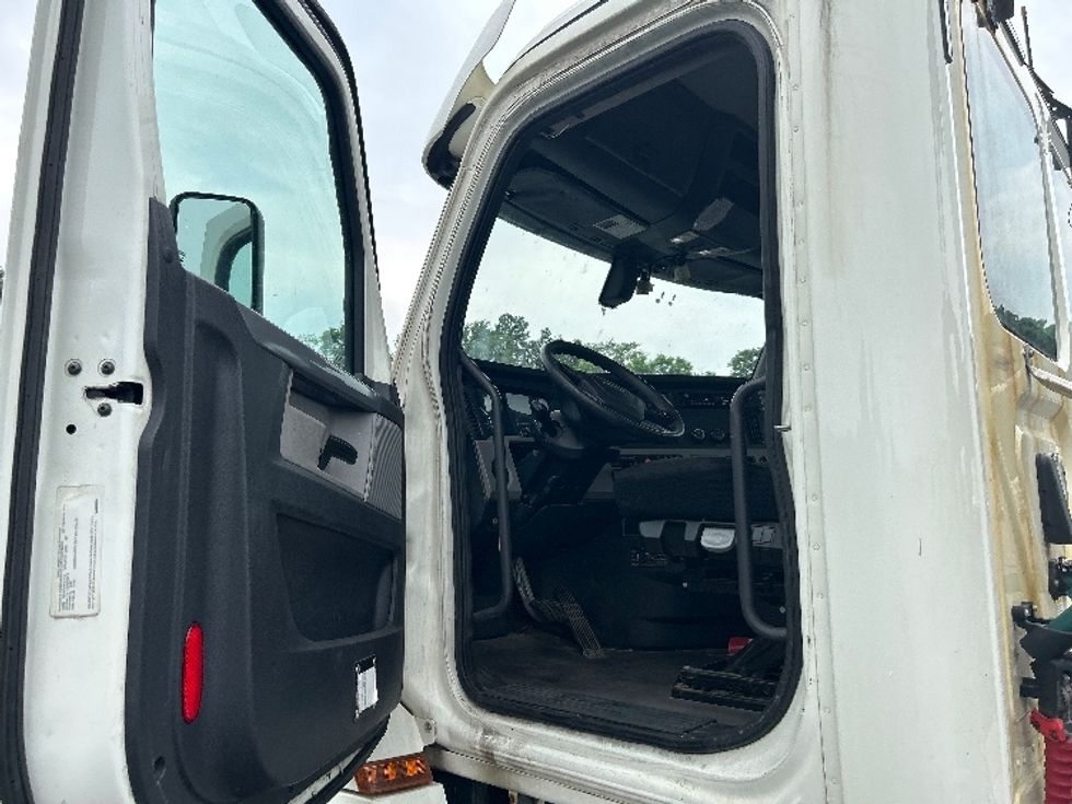 Day Cab Tractor-Heavy Duty Tractors-Freightliner-2019-T12664ST-Mount Pleasant-PA-516,130\n\t\tmiles-$ 36,750 - Image 9