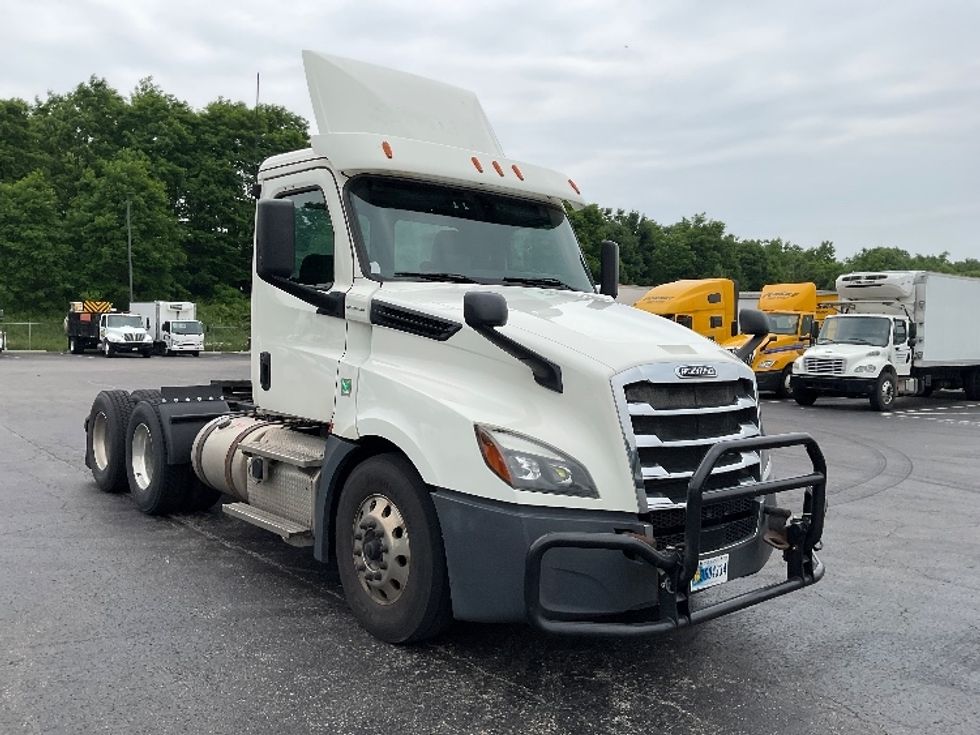 Day Cab Tractor-Heavy Duty Tractors-Freightliner-2019-T12664ST-Mount Pleasant-PA-553,635\n\t\tmiles-$ 36,500 - Image 1