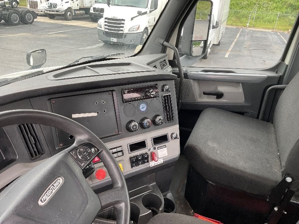 Day Cab Tractor-Heavy Duty Tractors-Freightliner-2019-T12664ST-Mount Pleasant-PA-553,635\n\t\tmiles-$ 36,500 - Image 10