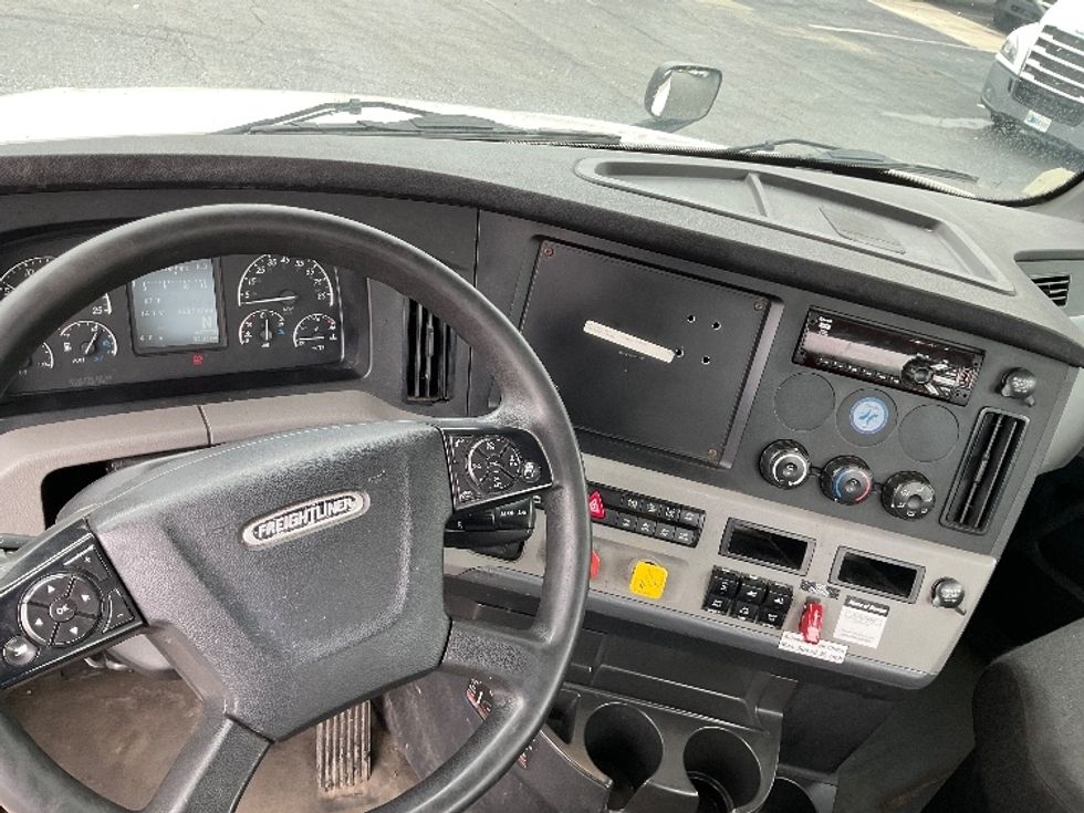 Day Cab Tractor-Heavy Duty Tractors-Freightliner-2019-T12664ST-Mount Pleasant-PA-553,635\n\t\tmiles-$ 36,500 - Image 11
