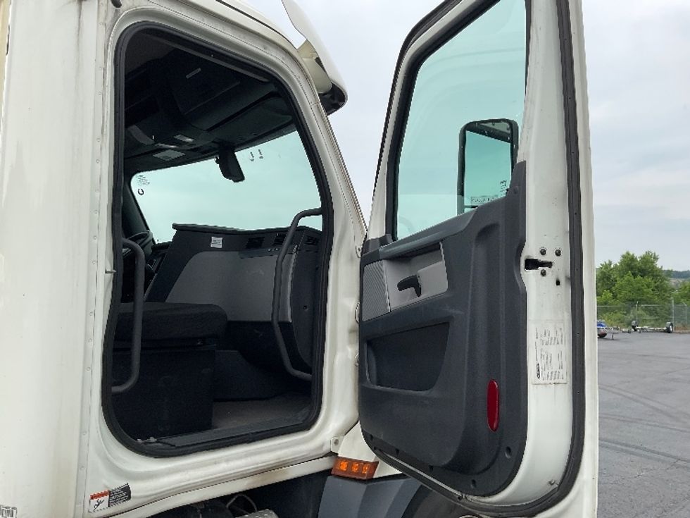 Day Cab Tractor-Heavy Duty Tractors-Freightliner-2019-T12664ST-Mount Pleasant-PA-553,635\n\t\tmiles-$ 36,500 - Image 12