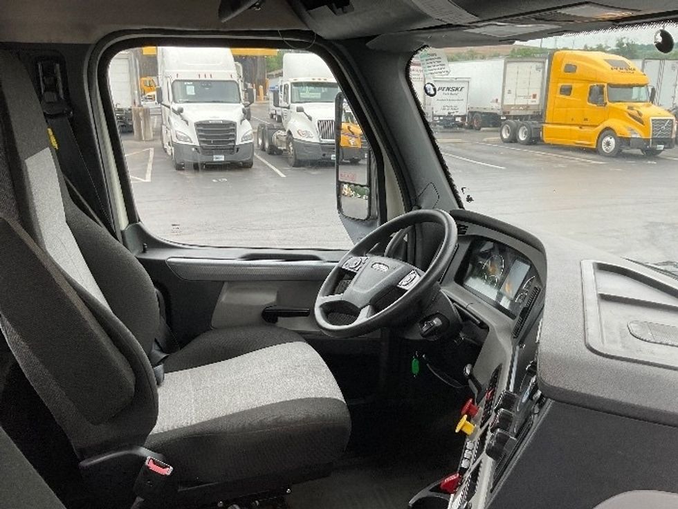 Day Cab Tractor-Heavy Duty Tractors-Freightliner-2019-T12664ST-Mount Pleasant-PA-553,635\n\t\tmiles-$ 36,500 - Image 14