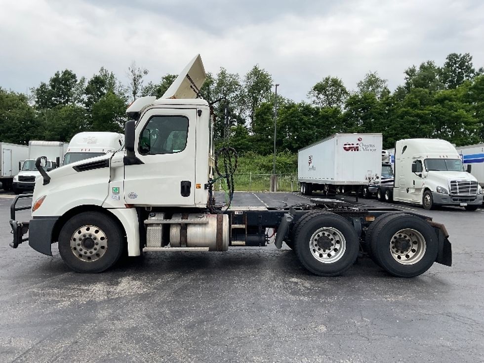Day Cab Tractor-Heavy Duty Tractors-Freightliner-2019-T12664ST-Mount Pleasant-PA-553,635\n\t\tmiles-$ 36,500 - Image 4