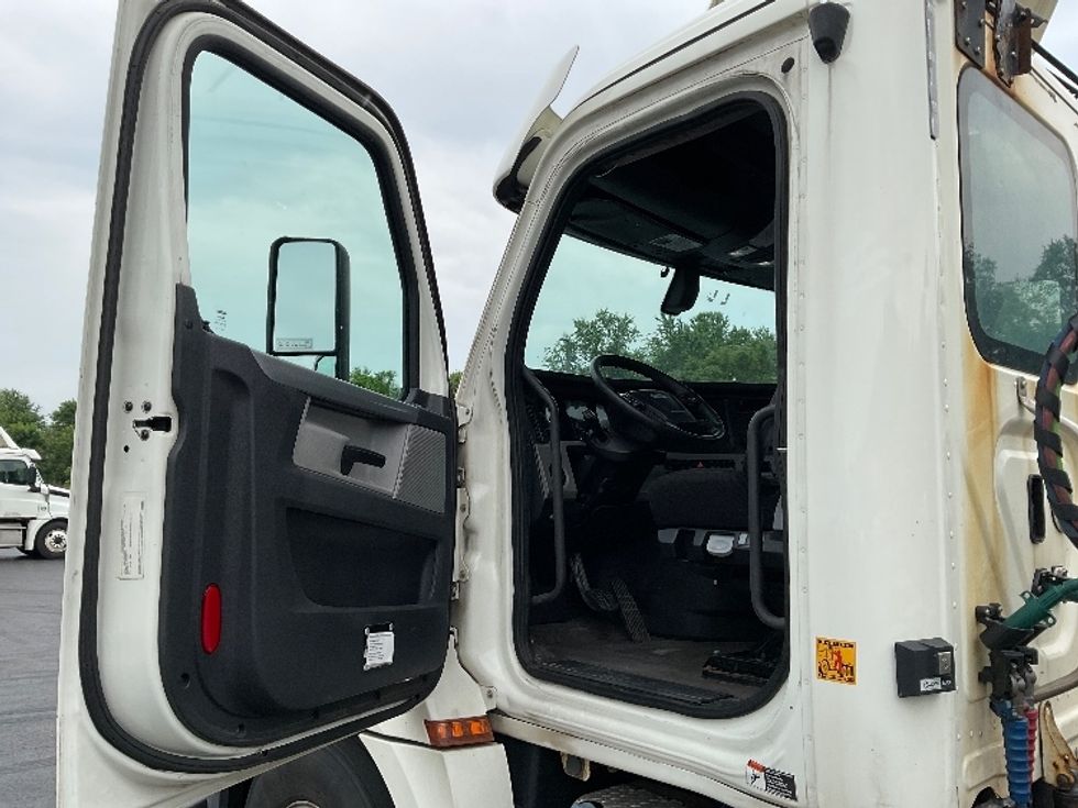 Day Cab Tractor-Heavy Duty Tractors-Freightliner-2019-T12664ST-Mount Pleasant-PA-553,635\n\t\tmiles-$ 36,500 - Image 9