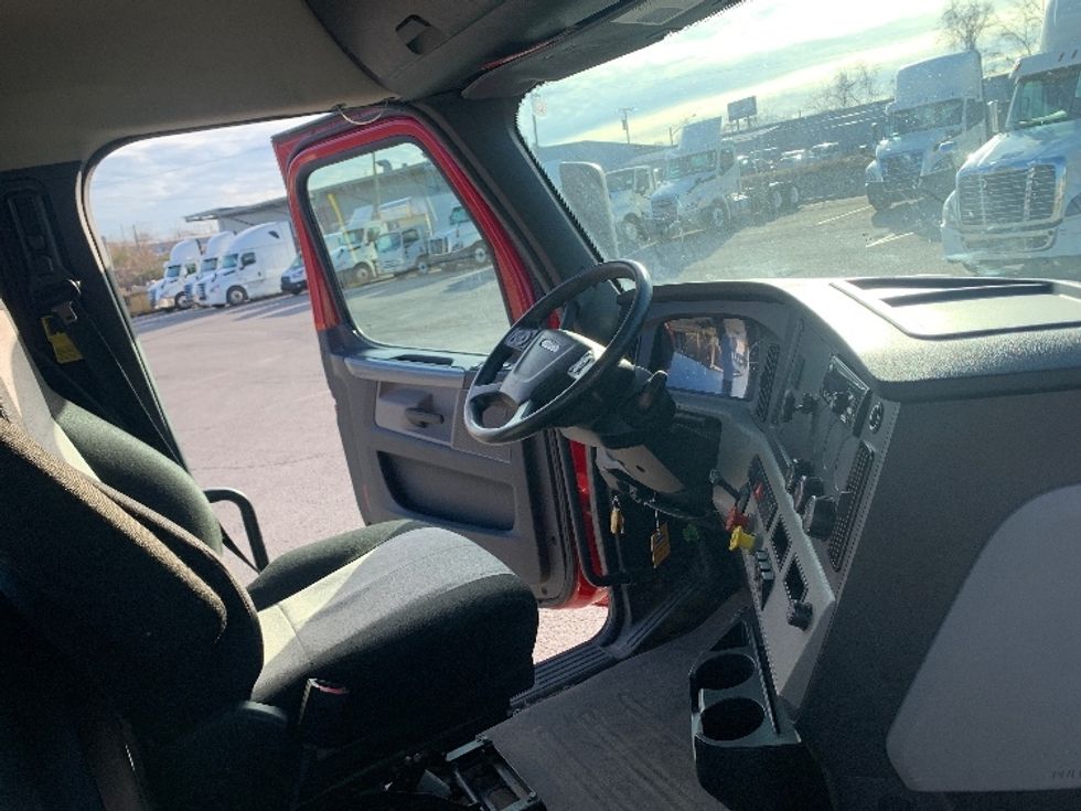Day Cab Tractor-Heavy Duty Tractors-Freightliner-2019-T12664ST-Nashville (Mount Juliet)-TN-150,896\n\t\tmiles-$ 58,250 - Image 14
