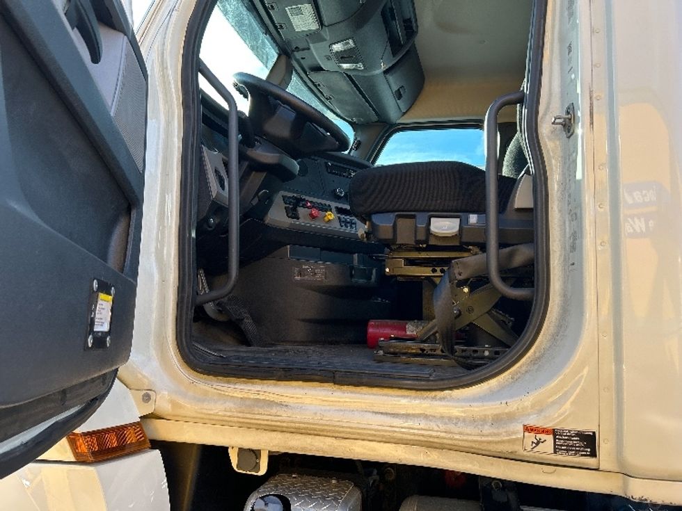 Day Cab Tractor-Heavy Duty Tractors-Freightliner-2019-T12664ST-Nashville (Mount Juliet)-TN-286,365\n\t\tmiles-$ 50,750 - Image 9