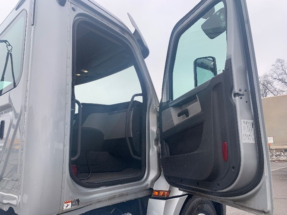 Day Cab Tractor-Heavy Duty Tractors-Freightliner-2019-T12664ST-Nashville (Mount Juliet)-TN-318,257\n\t\tmiles-$ 46,500 - Image 12