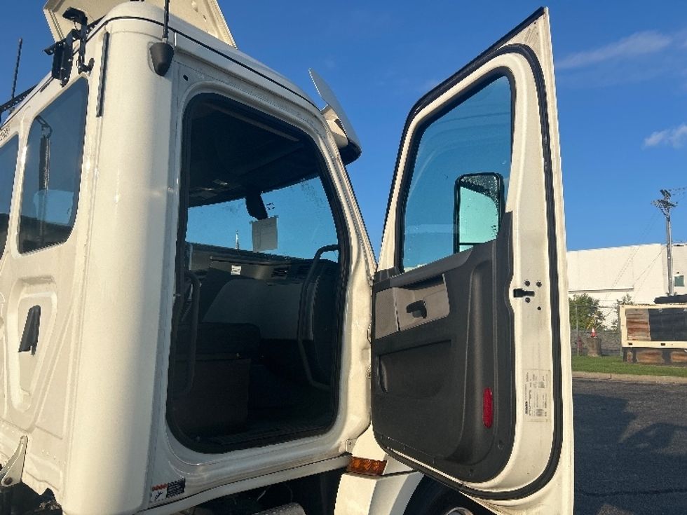 Day Cab Tractor-Heavy Duty Tractors-Freightliner-2019-T12664ST-Nashville (Mount Juliet)-TN-338,446\n\t\tmiles-$ 47,500 - Image 11