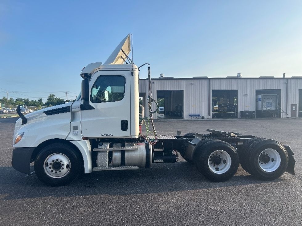 Day Cab Tractor-Heavy Duty Tractors-Freightliner-2019-T12664ST-Nashville (Mount Juliet)-TN-338,446\n\t\tmiles-$ 47,500 - Image 4