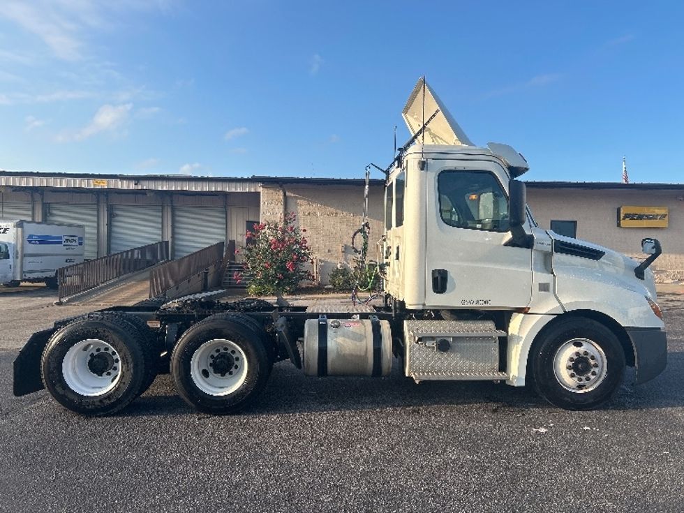 Day Cab Tractor-Heavy Duty Tractors-Freightliner-2019-T12664ST-Nashville (Mount Juliet)-TN-338,446\n\t\tmiles-$ 47,500 - Image 8
