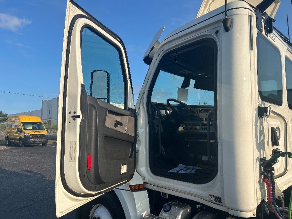 Day Cab Tractor-Heavy Duty Tractors-Freightliner-2019-T12664ST-Nashville (Mount Juliet)-TN-338,446\n\t\tmiles-$ 47,500 - Image 9