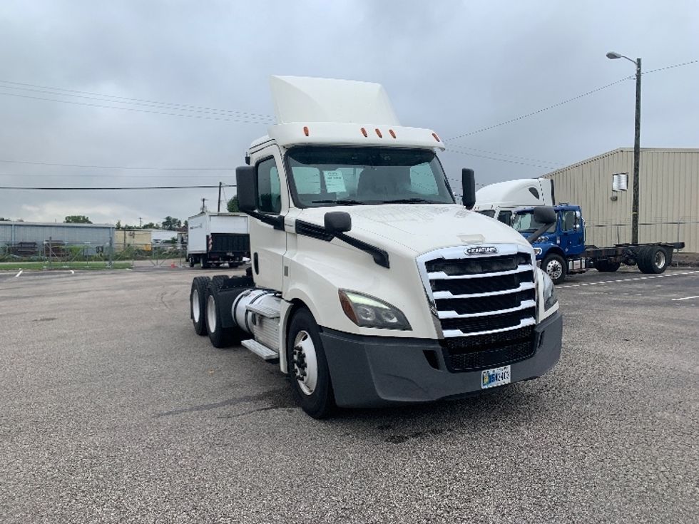 Day Cab Tractor-Heavy Duty Tractors-Freightliner-2019-T12664ST-Nashville (Mount Juliet)-TN-512,615\n\t\tmiles-$ 38,750 - Image 1