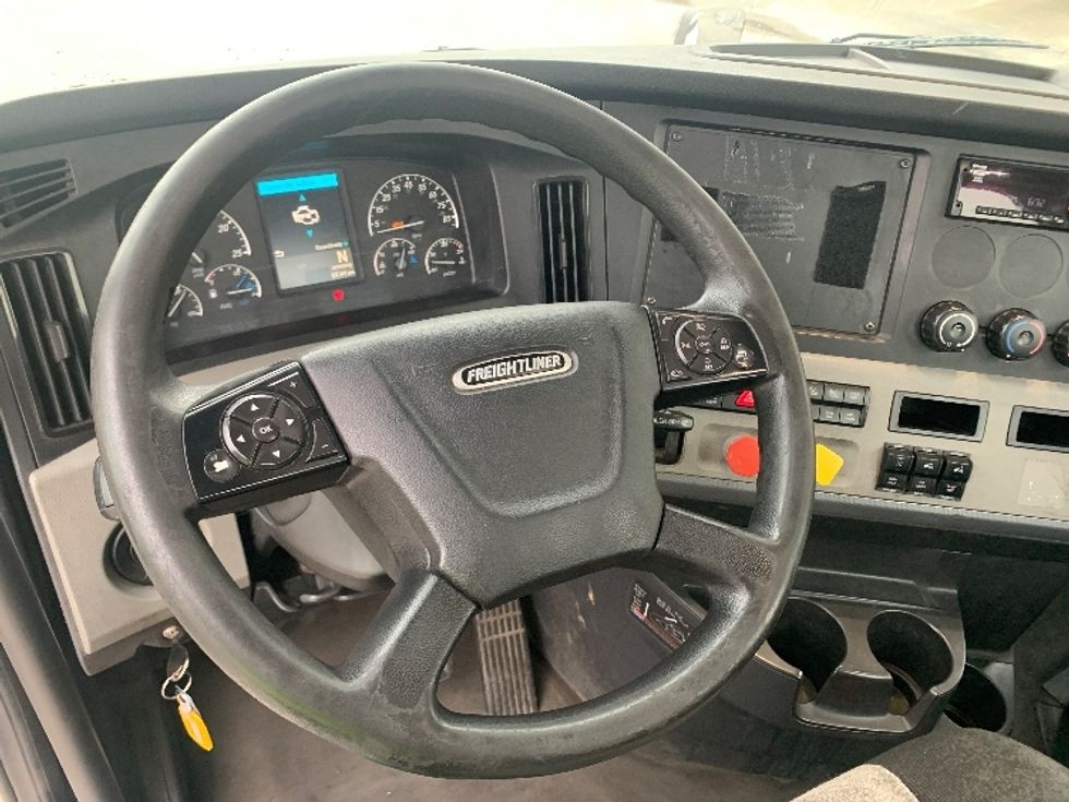 Day Cab Tractor-Heavy Duty Tractors-Freightliner-2019-T12664ST-Nashville (Mount Juliet)-TN-512,615\n\t\tmiles-$ 38,750 - Image 10