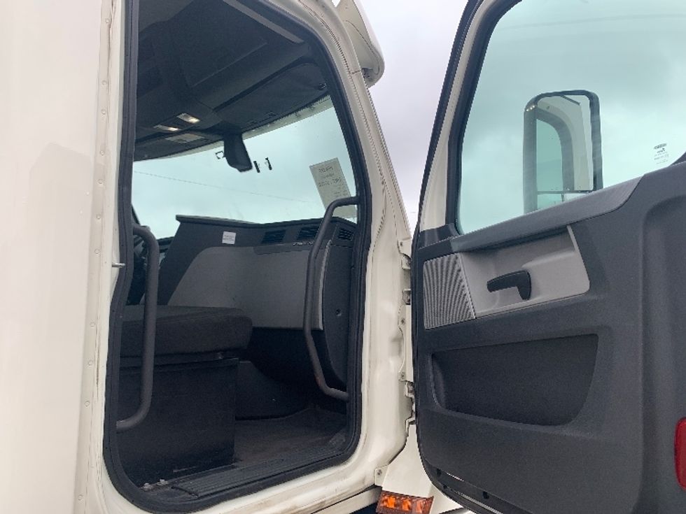 Day Cab Tractor-Heavy Duty Tractors-Freightliner-2019-T12664ST-Nashville (Mount Juliet)-TN-512,615\n\t\tmiles-$ 38,750 - Image 12