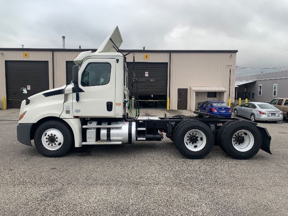 Day Cab Tractor-Heavy Duty Tractors-Freightliner-2019-T12664ST-Nashville (Mount Juliet)-TN-512,615\n\t\tmiles-$ 38,750 - Image 4