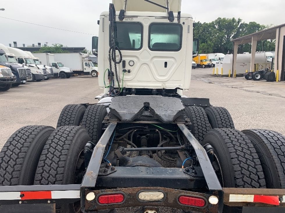 Day Cab Tractor-Heavy Duty Tractors-Freightliner-2019-T12664ST-Nashville (Mount Juliet)-TN-512,615\n\t\tmiles-$ 38,750 - Image 6