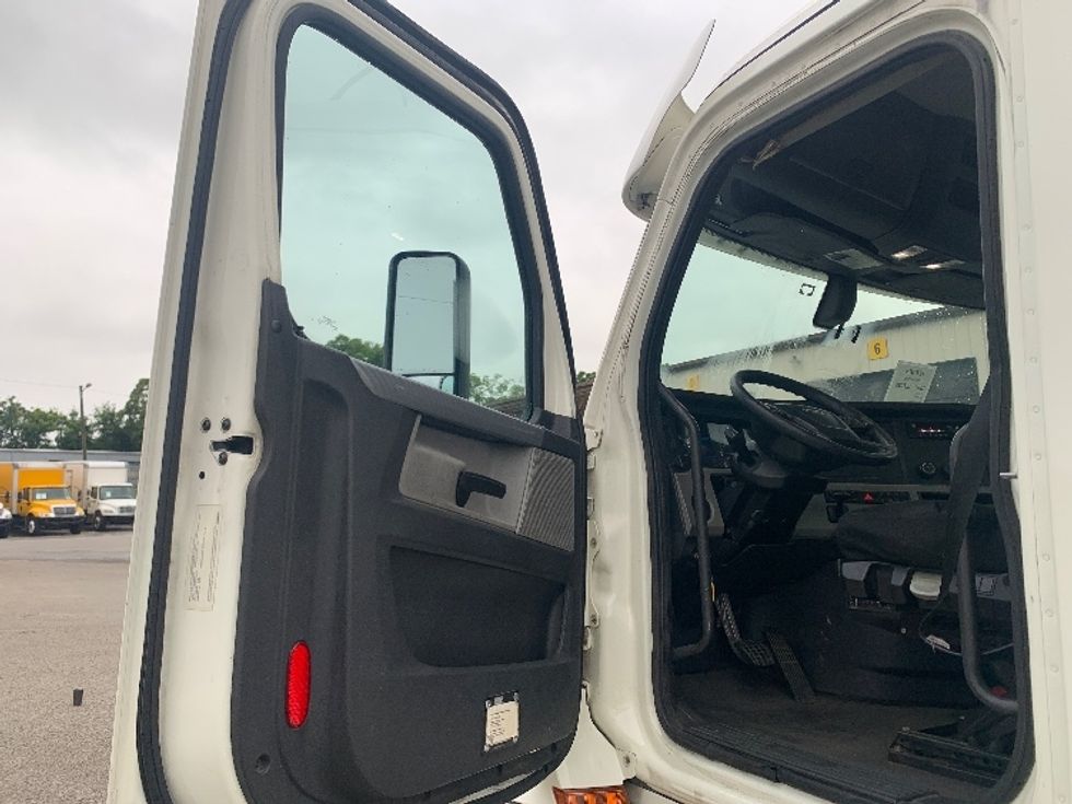 Day Cab Tractor-Heavy Duty Tractors-Freightliner-2019-T12664ST-Nashville (Mount Juliet)-TN-512,615\n\t\tmiles-$ 38,750 - Image 9