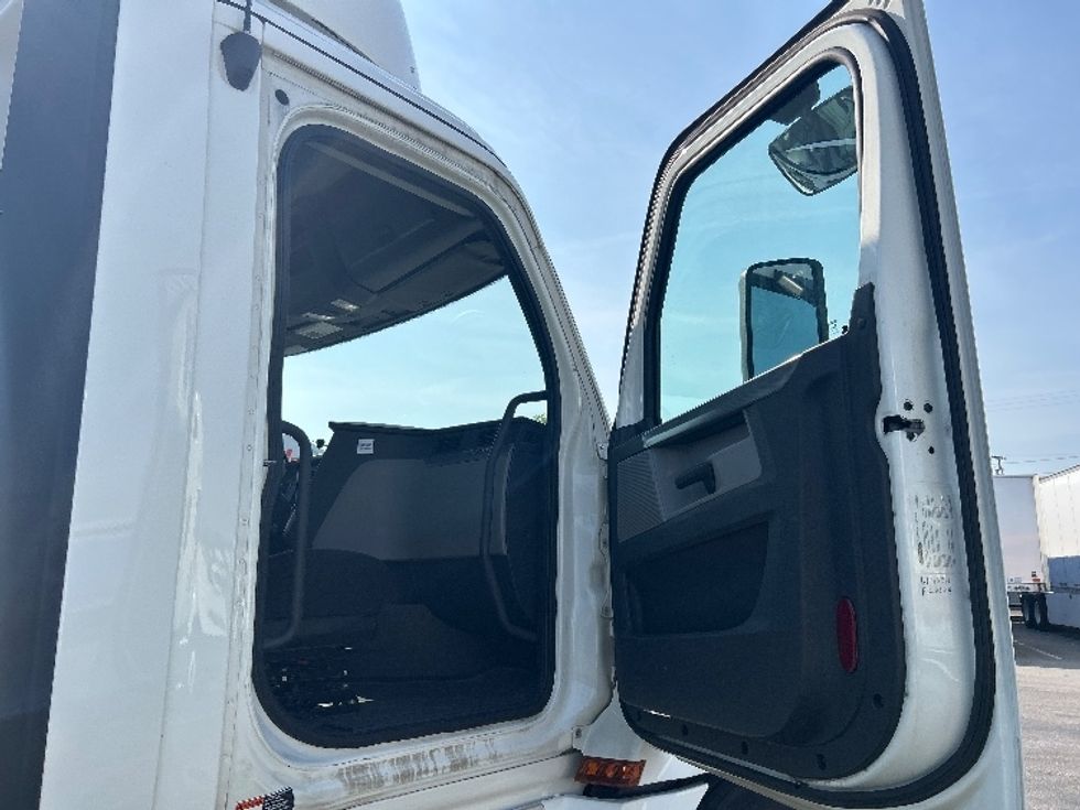 Day Cab Tractor-Heavy Duty Tractors-Freightliner-2019-T12664ST-Nashville (Mount Juliet)-TN-515,357\n\t\tmiles-$ 36,750 - Image 12