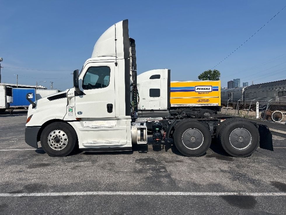 Day Cab Tractor-Heavy Duty Tractors-Freightliner-2019-T12664ST-Nashville (Mount Juliet)-TN-515,357\n\t\tmiles-$ 36,750 - Image 4