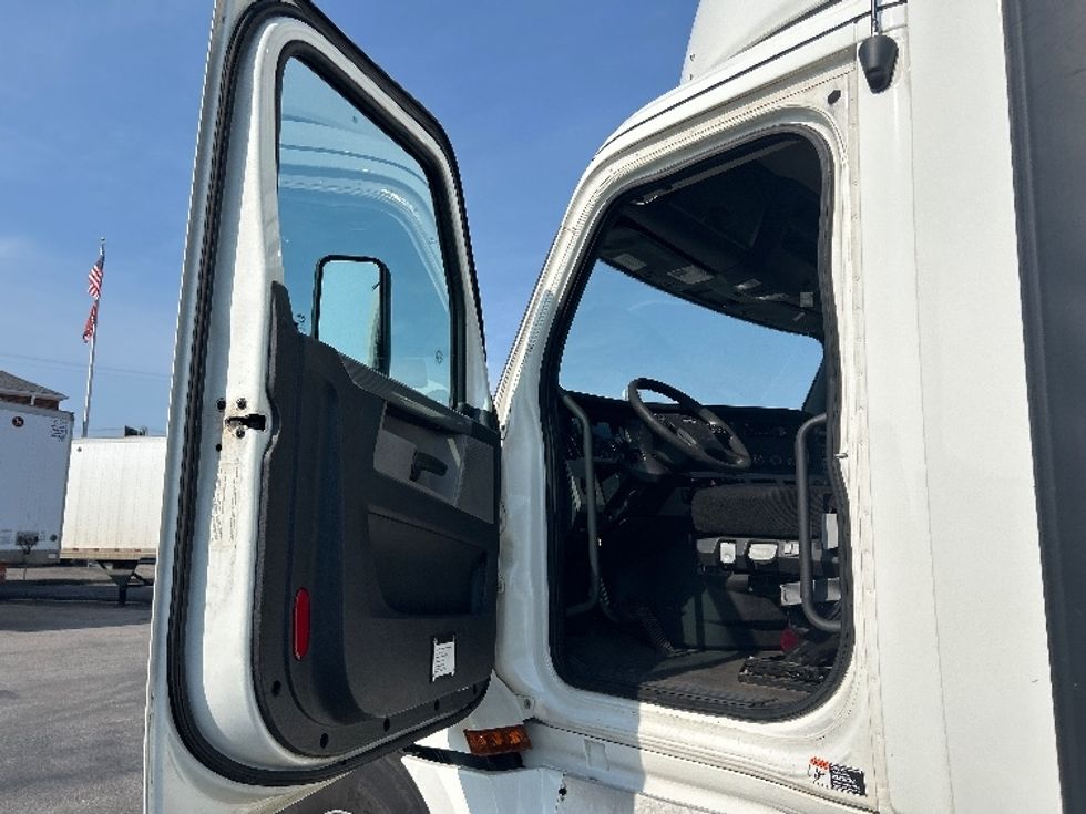 Day Cab Tractor-Heavy Duty Tractors-Freightliner-2019-T12664ST-Nashville (Mount Juliet)-TN-515,357\n\t\tmiles-$ 36,750 - Image 9