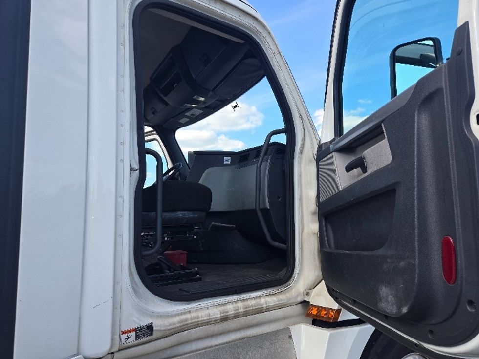Day Cab Tractor-Heavy Duty Tractors-Freightliner-2019-T12664ST-Nashville (Mount Juliet)-TN-552,999\n\t\tmiles-$ 37,750 - Image 12
