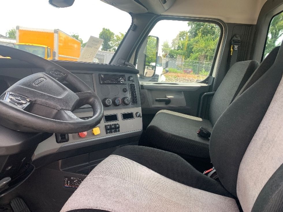 Day Cab Tractor-Heavy Duty Tractors-Freightliner-2019-T12664ST-Nashville (Mount Juliet)-TN-591,477\n\t\tmiles-$ 29,500 - Image 10