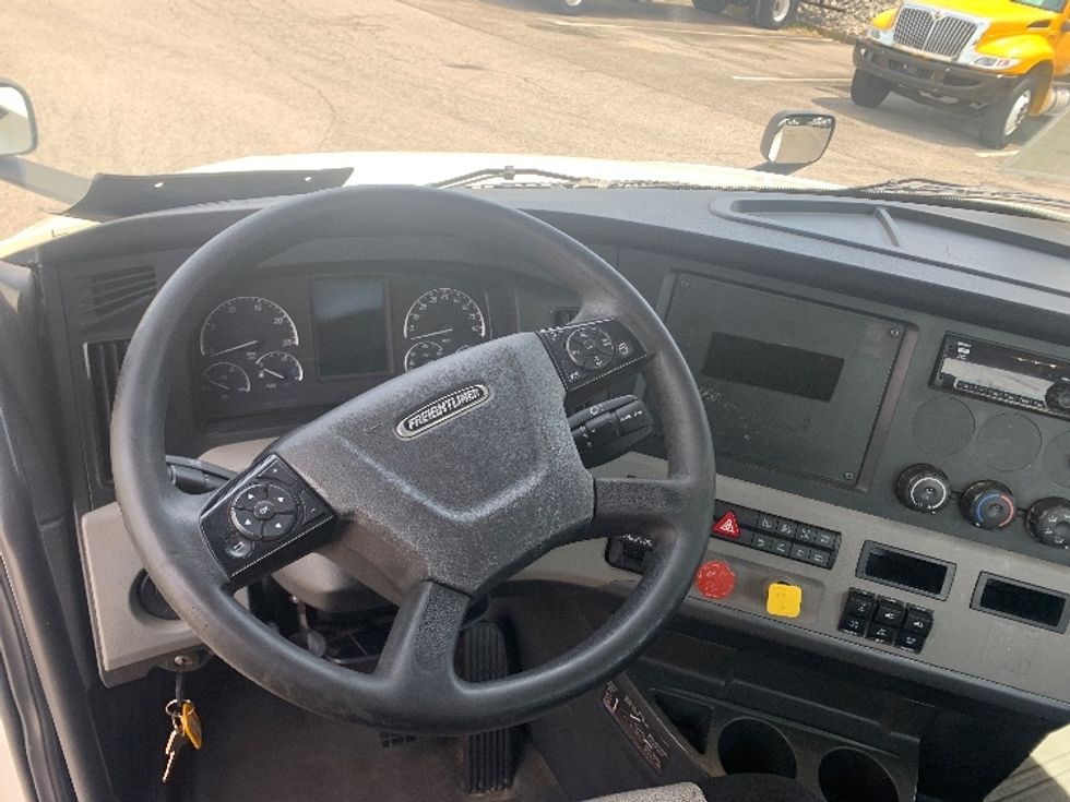 Day Cab Tractor-Heavy Duty Tractors-Freightliner-2019-T12664ST-Nashville (Mount Juliet)-TN-591,477\n\t\tmiles-$ 29,500 - Image 11