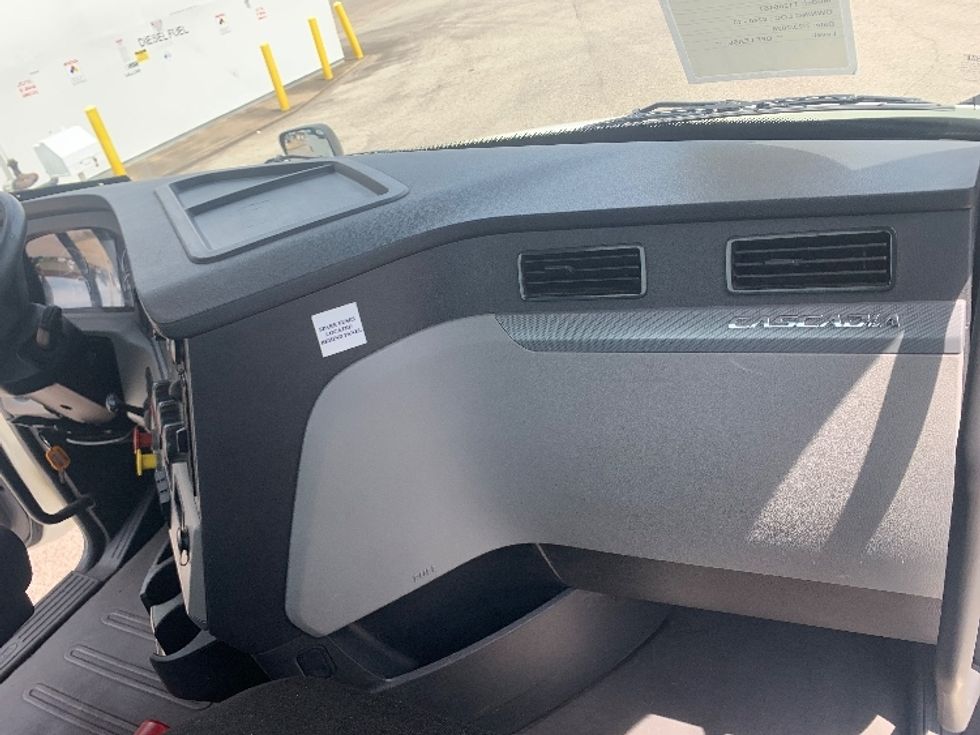 Day Cab Tractor-Heavy Duty Tractors-Freightliner-2019-T12664ST-Nashville (Mount Juliet)-TN-591,477\n\t\tmiles-$ 29,500 - Image 13