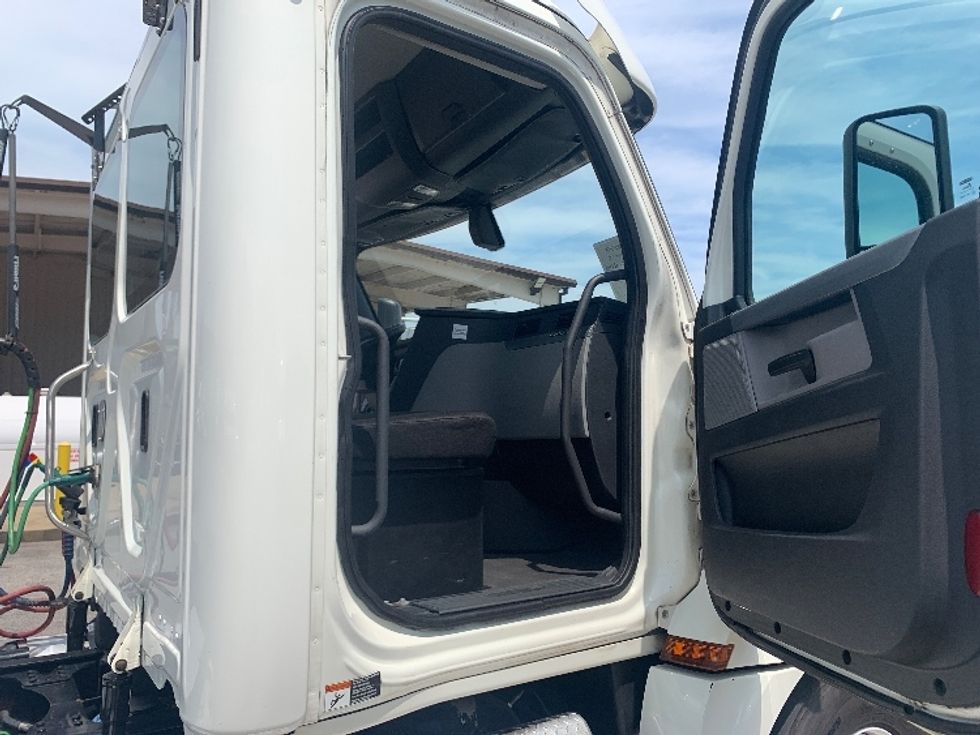Day Cab Tractor-Heavy Duty Tractors-Freightliner-2019-T12664ST-Nashville (Mount Juliet)-TN-591,477\n\t\tmiles-$ 29,500 - Image 12
