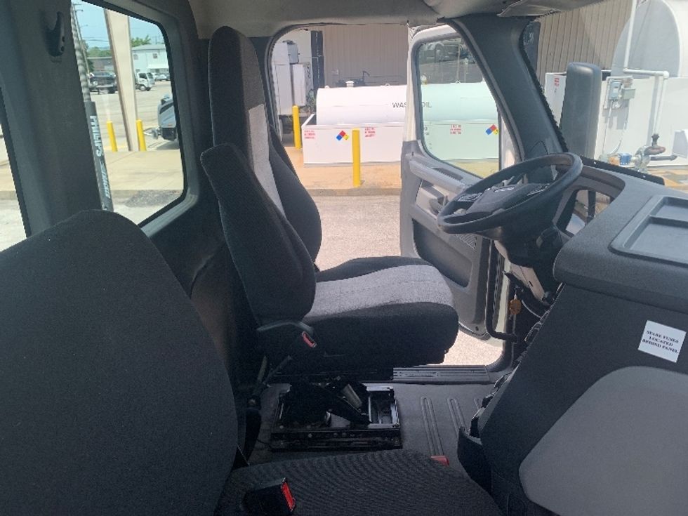 Day Cab Tractor-Heavy Duty Tractors-Freightliner-2019-T12664ST-Nashville (Mount Juliet)-TN-591,477\n\t\tmiles-$ 29,500 - Image 14