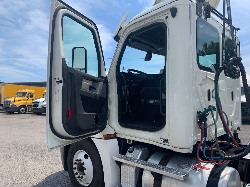 Day Cab Tractor-Heavy Duty Tractors-Freightliner-2019-T12664ST-Nashville (Mount Juliet)-TN-591,477\n\t\tmiles-$ 29,500 - Image 9