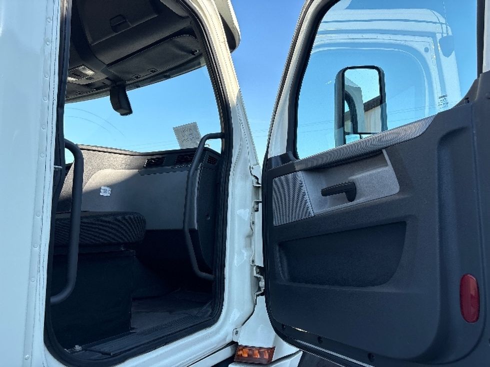 Day Cab Tractor-Heavy Duty Tractors-Freightliner-2019-T12664ST-Nashville (Mount Juliet)-TN-604,716\n\t\tmiles-$ 32,750 - Image 12