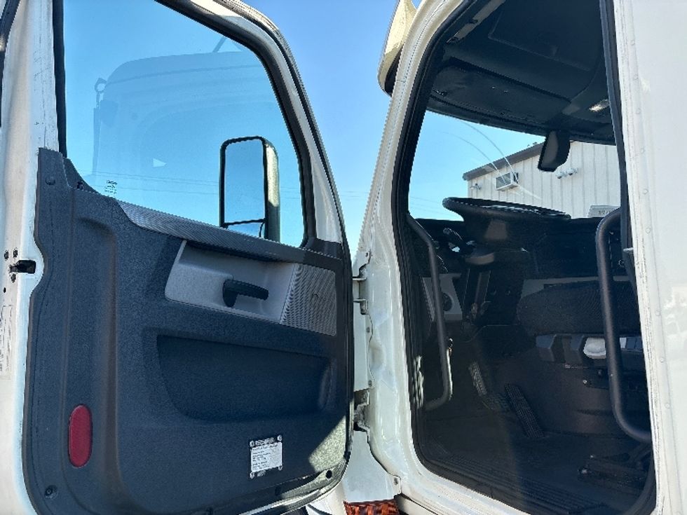Day Cab Tractor-Heavy Duty Tractors-Freightliner-2019-T12664ST-Nashville (Mount Juliet)-TN-604,716\n\t\tmiles-$ 32,750 - Image 9