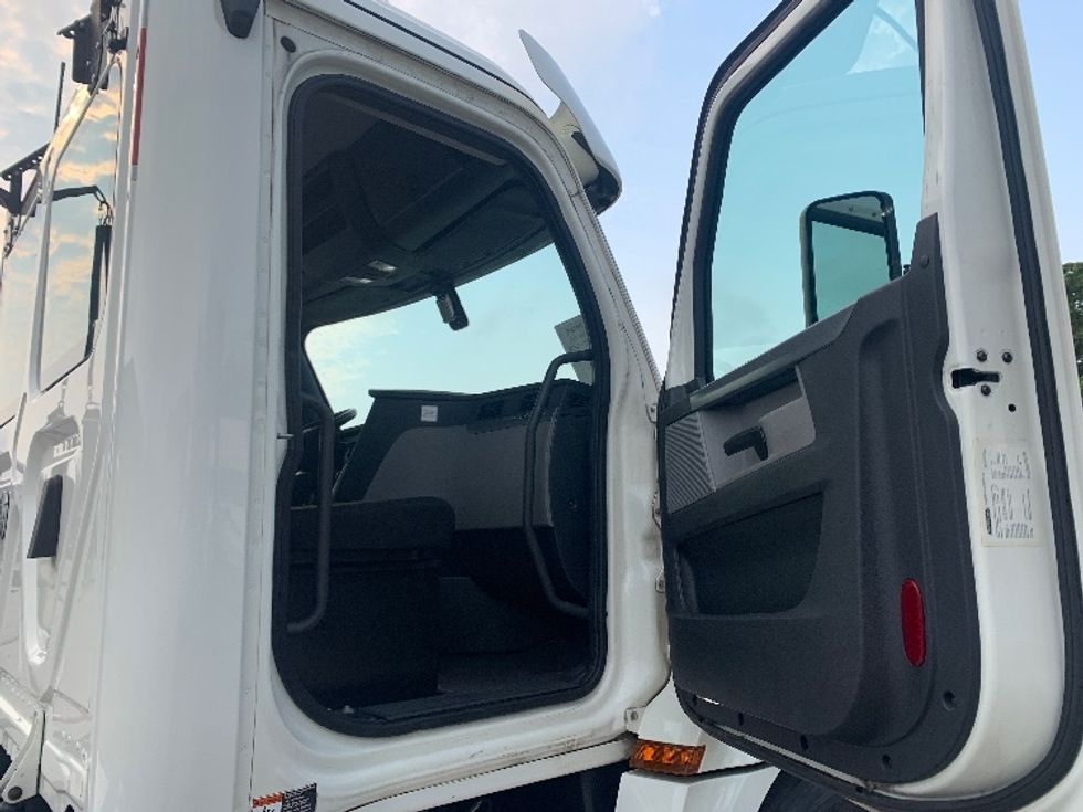 Day Cab Tractor-Heavy Duty Tractors-Freightliner-2019-T12664ST-Nashville (Mount Juliet)-TN-621,739\n\t\tmiles-$ 29,000 - Image 12