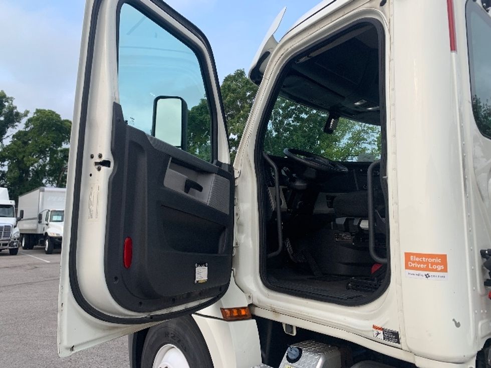 Day Cab Tractor-Heavy Duty Tractors-Freightliner-2019-T12664ST-Nashville (Mount Juliet)-TN-621,739\n\t\tmiles-$ 29,000 - Image 9