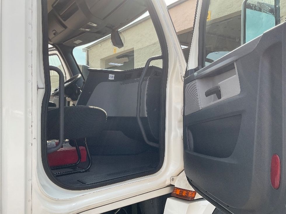 Day Cab Tractor-Heavy Duty Tractors-Freightliner-2019-T12664ST-Nashville (Mount Juliet)-TN-635,889\n\t\tmiles-$ 27,750 - Image 12
