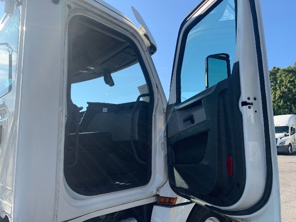 Day Cab Tractor-Heavy Duty Tractors-Freightliner-2019-T12664ST-Nashville (Mount Juliet)-TN-664,576\n\t\tmiles-$ 23,750 - Image 11