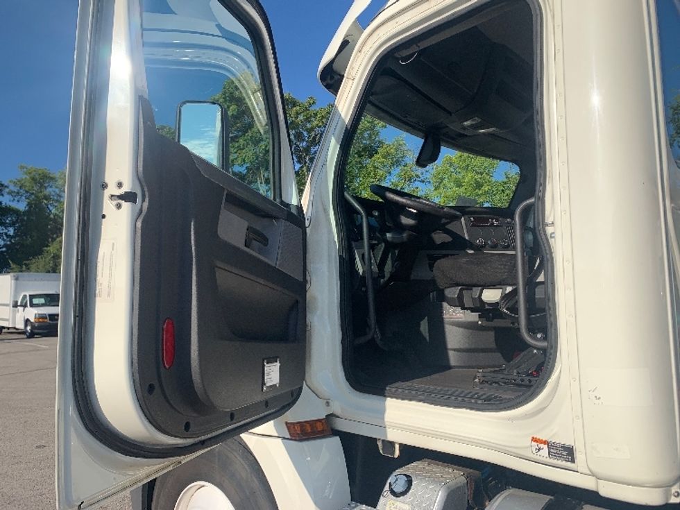 Day Cab Tractor-Heavy Duty Tractors-Freightliner-2019-T12664ST-Nashville (Mount Juliet)-TN-664,576\n\t\tmiles-$ 23,750 - Image 9