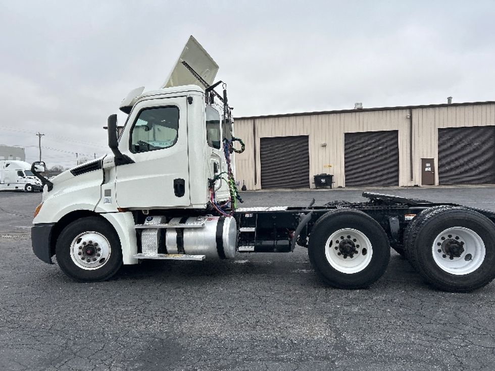 Day Cab Tractor-Heavy Duty Tractors-Freightliner-2019-T12664ST-Nashville (Mount Juliet)-TN-696,668\n\t\tmiles-$ 25,250 - Image 4